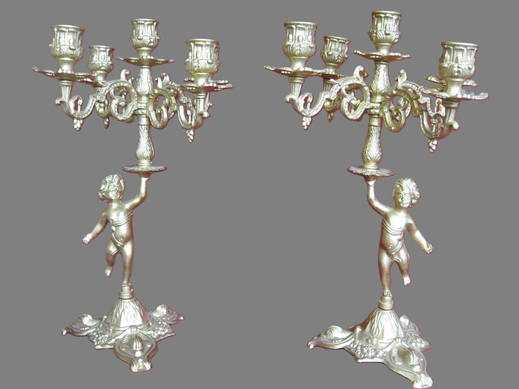 Gedoréerde bronzen kandelaren met puttie., Enlèvement, Cuivre ou Bronze