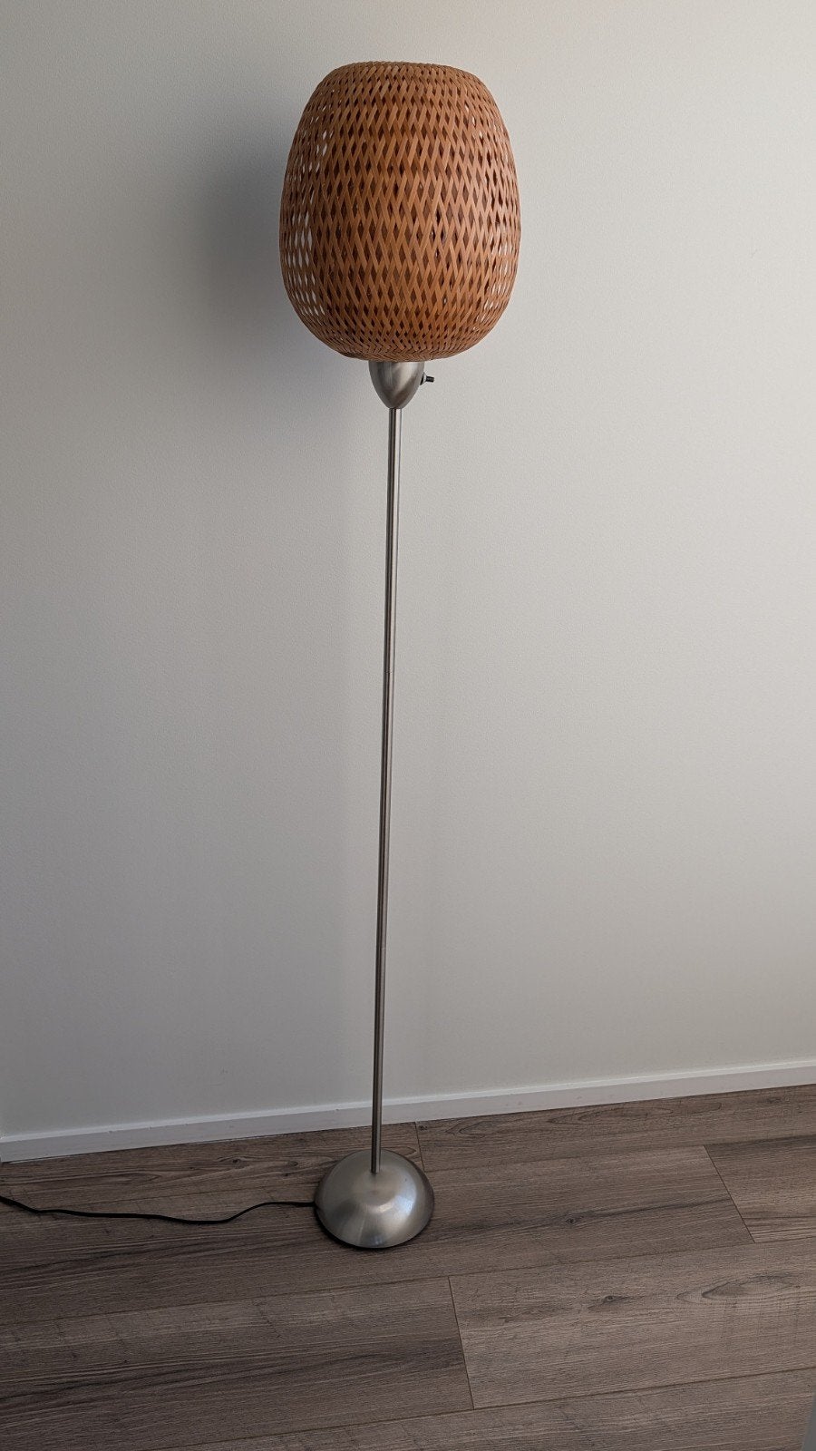 IKEA Böja vloerlamp – gevlochten bamboe & metaal, Huis en Inrichting, Ophalen, 100 tot 150 cm, E27 (groot), Zo goed als nieuw