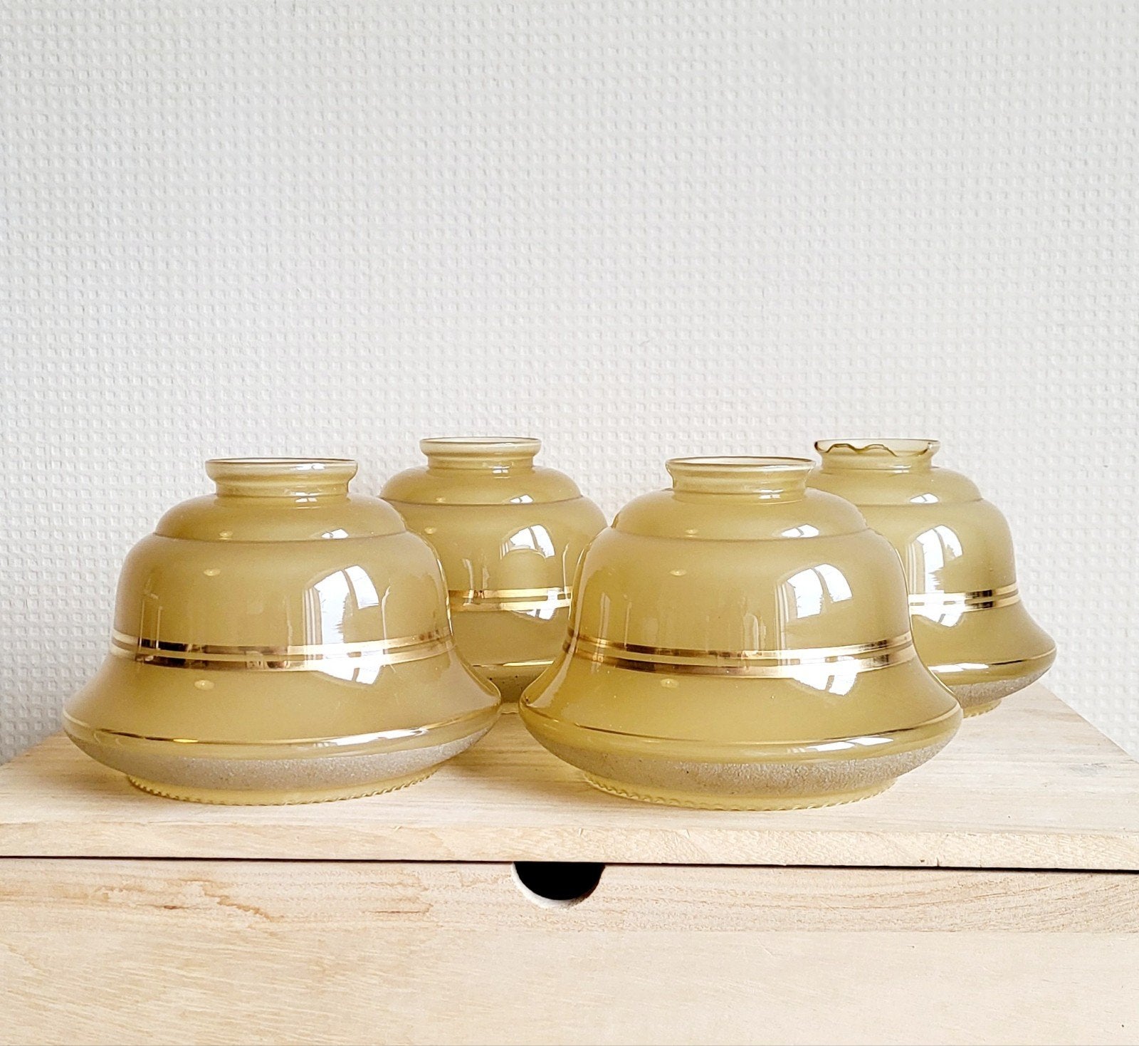 Mooie set van 4 vintage okergele glazen lampenkapjes!, Maison & Meubles, Accessoires pour la Maison | Autre, Vintage, Enlèvement ou Envoi