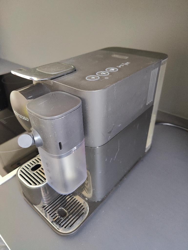 De'Longhi Nespresso Lattissima One EN510.B Zwart, Elektronische apparatuur, Koffiezetapparaten, Ophalen, Koffiepads en cups, Zo goed als nieuw