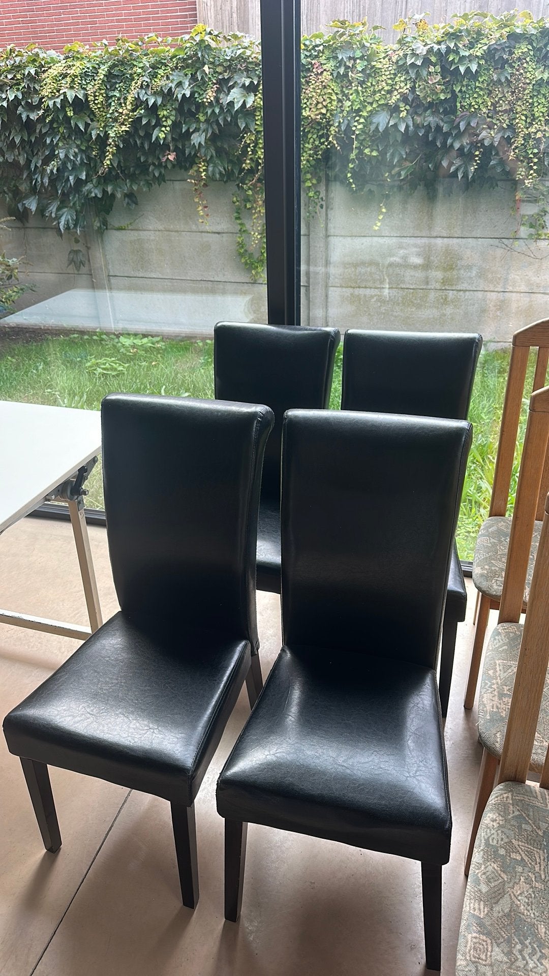 4 Gratis zwarte stoelen, Huis en Inrichting, Ophalen, Gebruikt, Zwart, Leer