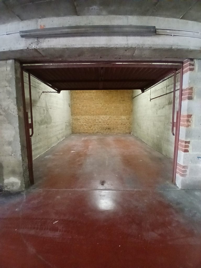 Gesloten garagebox 20 m² te huur — Elsene