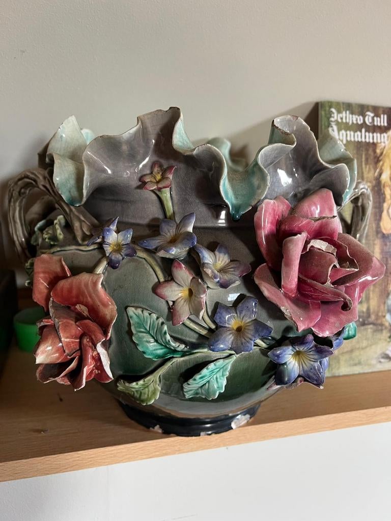 Vaas/kom in keramiek met gesculpteerd bloemmotief, Enlèvement