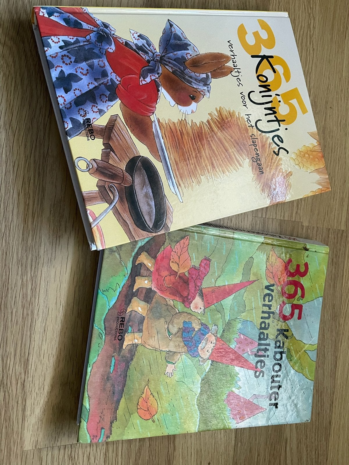 2 boeken ‘365 verhaaltjes voor het slapen gaan’, Ophalen, Zo goed als nieuw