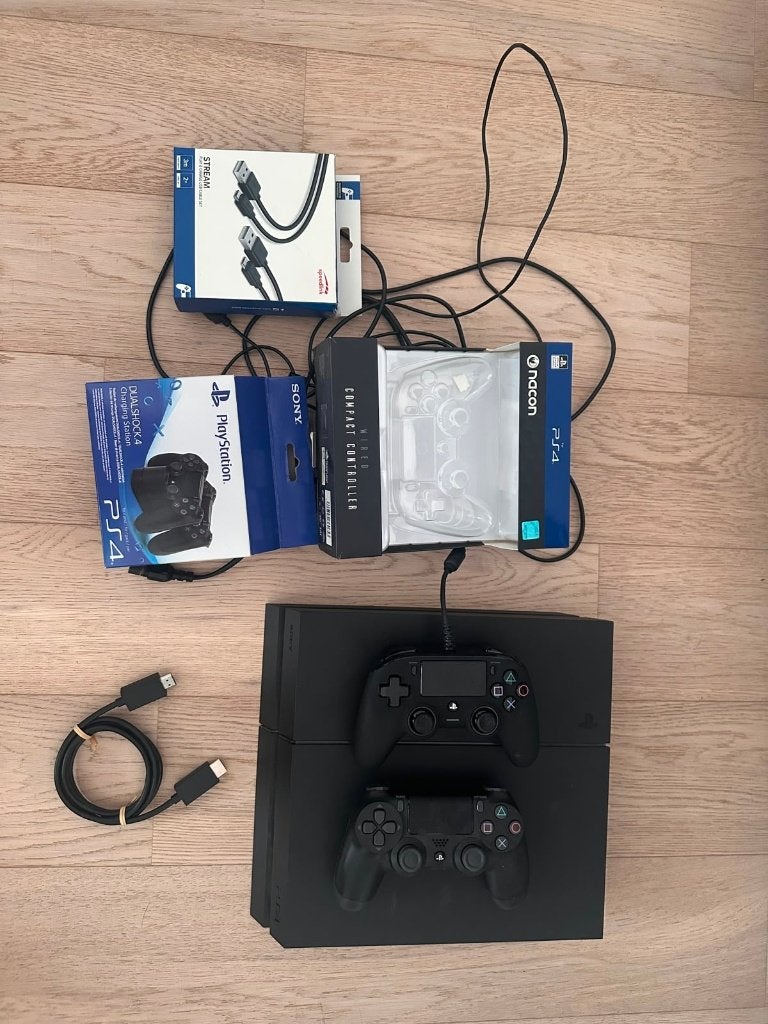 Pack PS4 Fat + 2 Manettes + Station de recharge + Jeux, Consoles de jeu & Jeux vidéo, 500 GB, Comme neuf, Enlèvement, Avec jeux