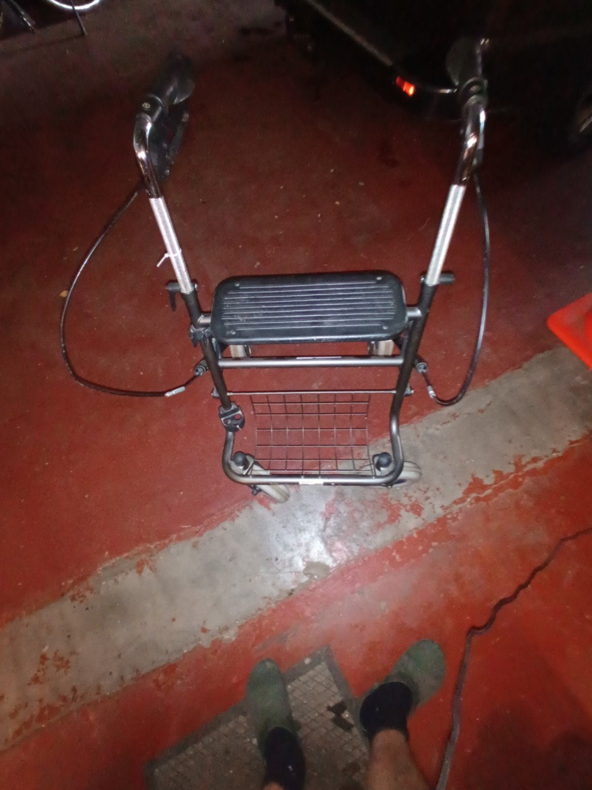 Rollator   met witte bandjes, Diversen, Rollators, Ophalen