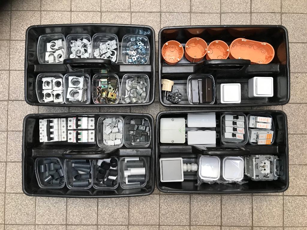 Assortiment Wago, disjoncteurs et 4 bacs empilables, Bricolage & Construction, Casiers & Boîtes, Neuf, Casier, Moins de 50 cm
