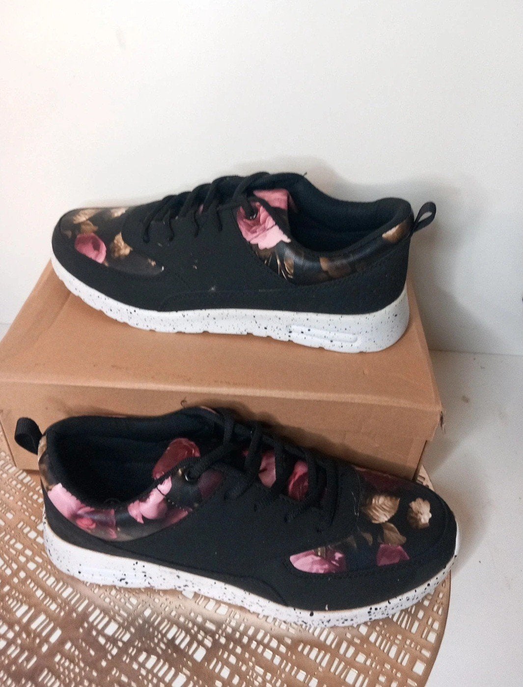 Sneakers met zwarte en roze bloemen - Maat 40, Kleding | Dames, Ophalen of Verzenden, Nieuw