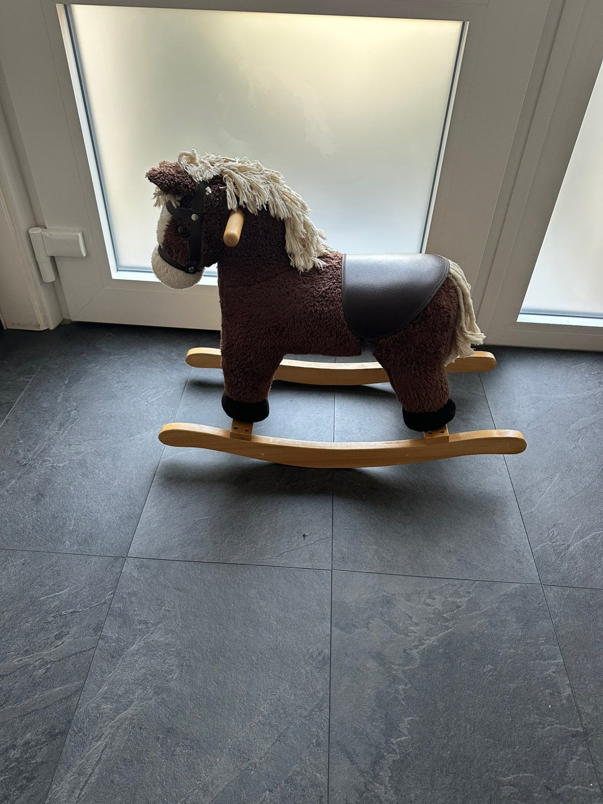 cheval à bascule en peluche de marque Tryco avec bouton melo, Enfants & Bébés, Jouets | Jouets a bascule, Enlèvement, Comme neuf
