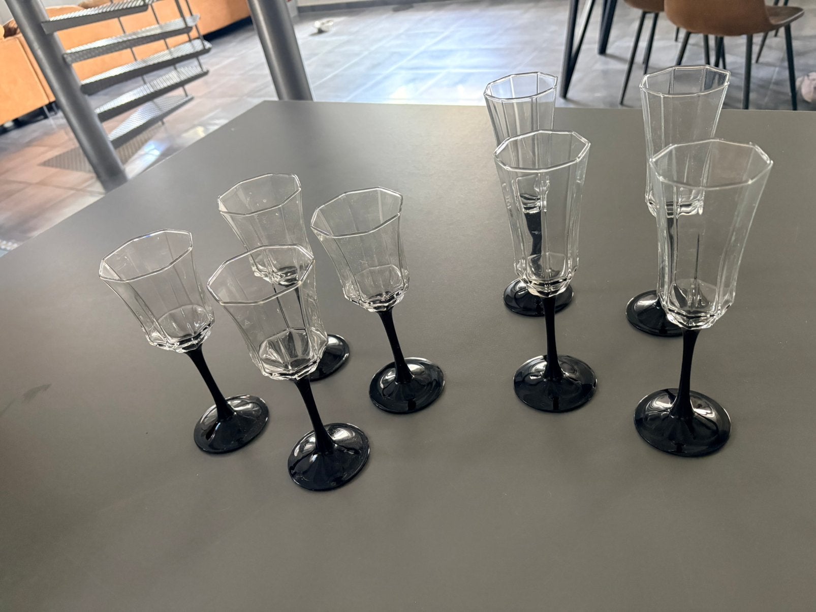 Lot de 7 verres vintage à pied noir (4 verres + 4 flûtes), Envoi, Comme neuf
