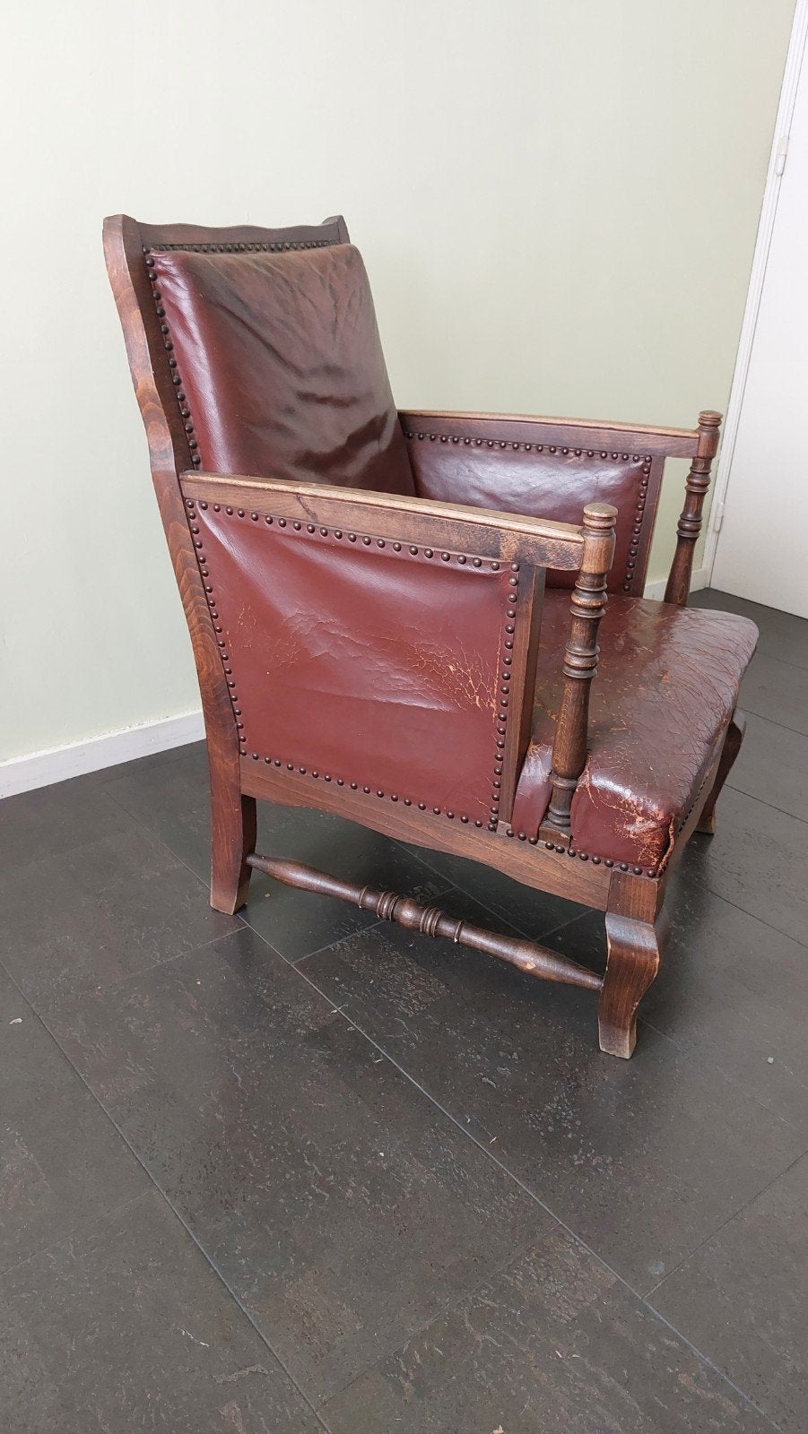 Antieke fauteuil met leren bekleding en koperen studs, Huis en Inrichting, Ophalen, Gebruikt, 75 tot 100 cm, Leer