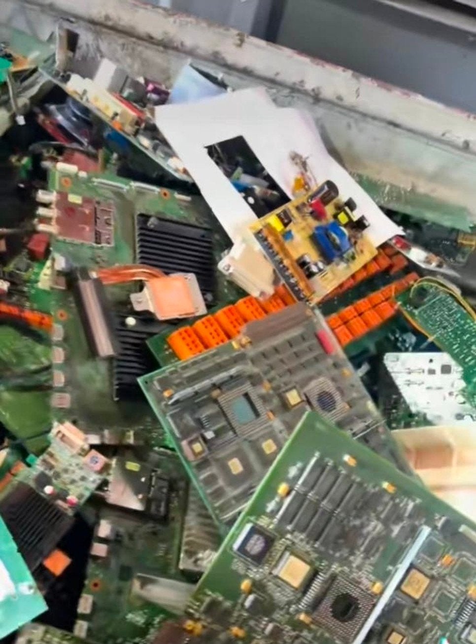Inkoop van ram kaarten cpu direct uitbetaald defect sloop, Ophalen