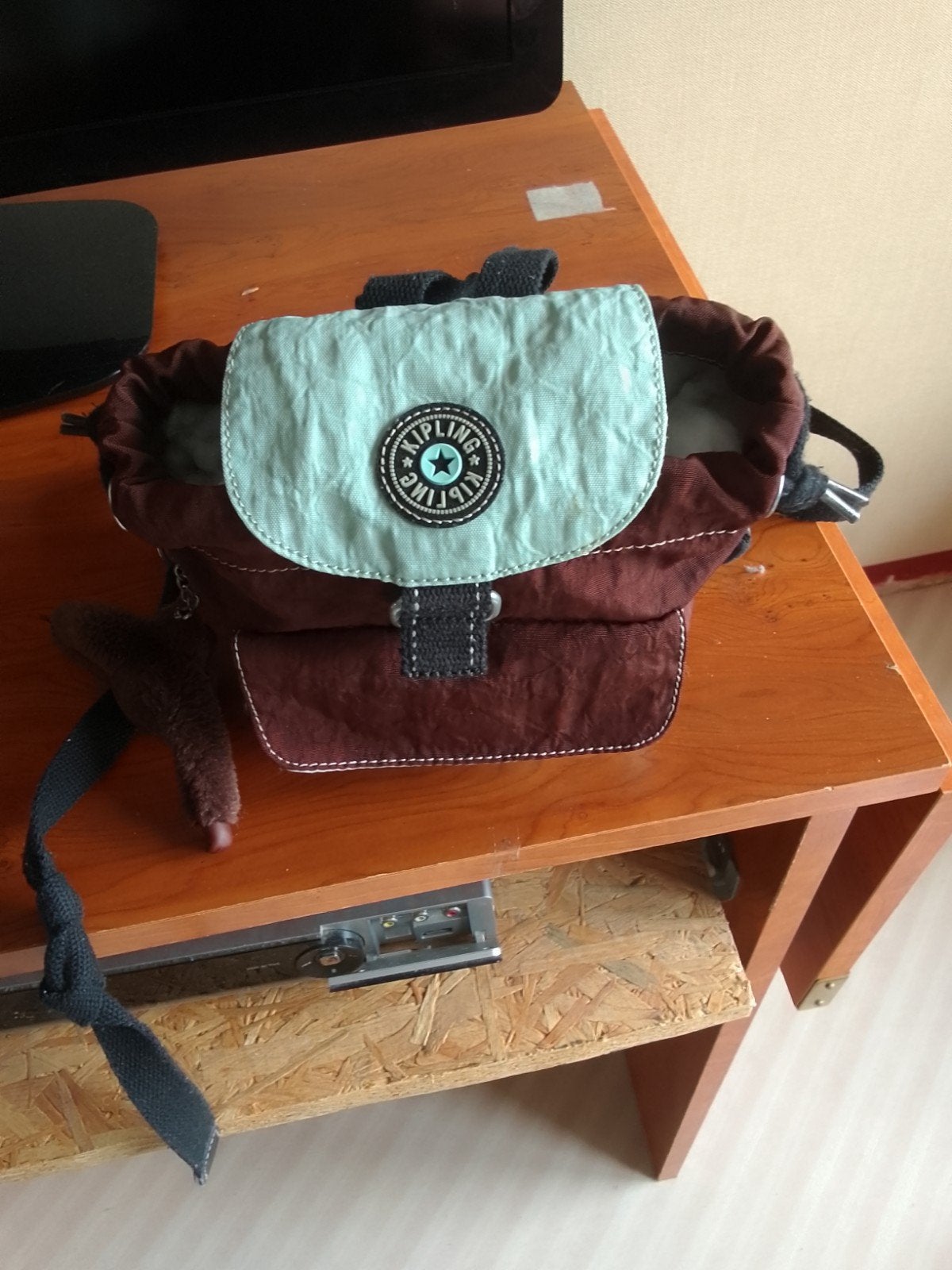 Petit sac à dos Kipling, Enlèvement