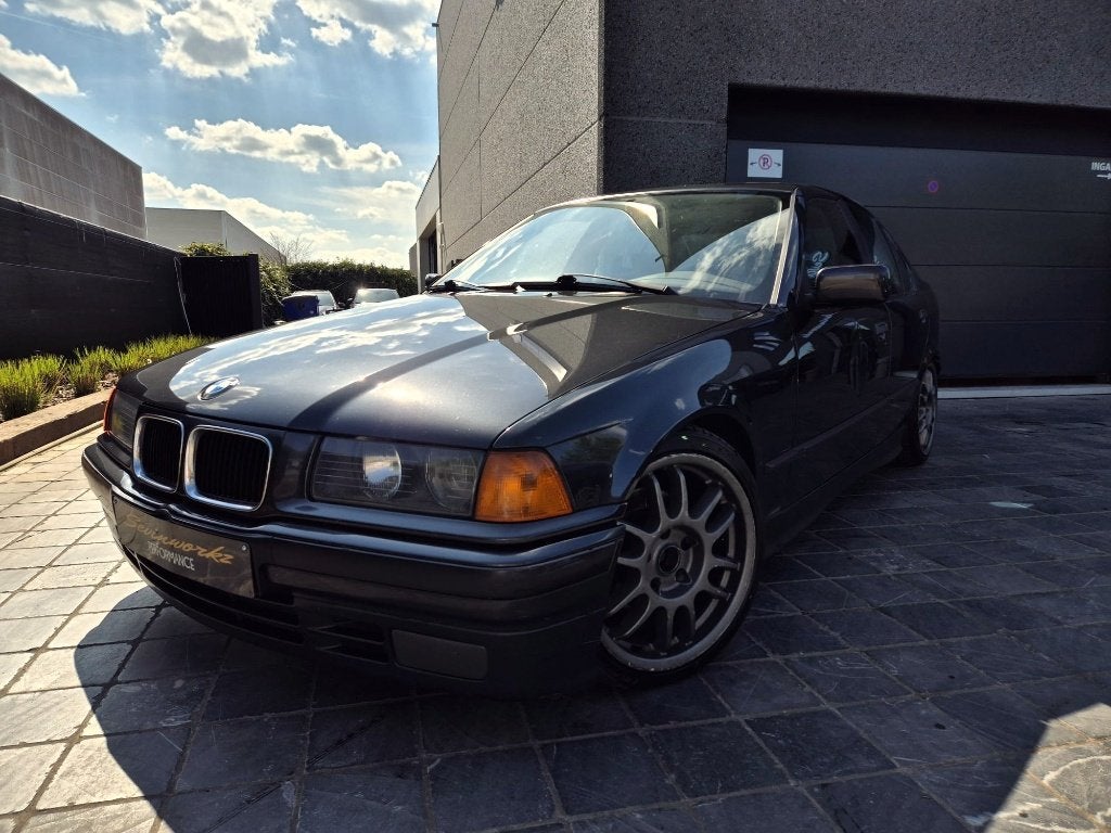 BMW 318i / OLDTIMER ! / Manueel / Sedan, Auto's, Oldtimers, Bedrijf, BMW, Achterwielaandrijving, Stof