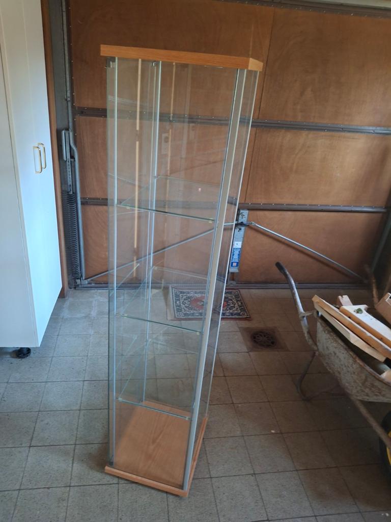 Vitrinekasten 40cmbr 36cm diep 164cm hoog, Ophalen