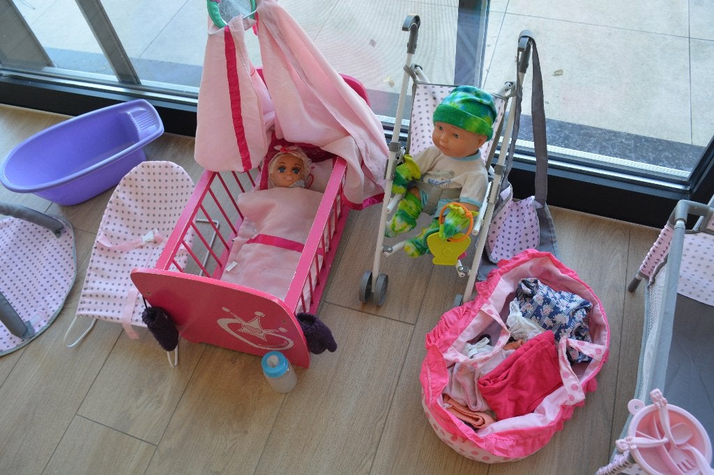 Poppenset met bedjes/buggy/kleertjes/..., Ophalen, Gebruikt