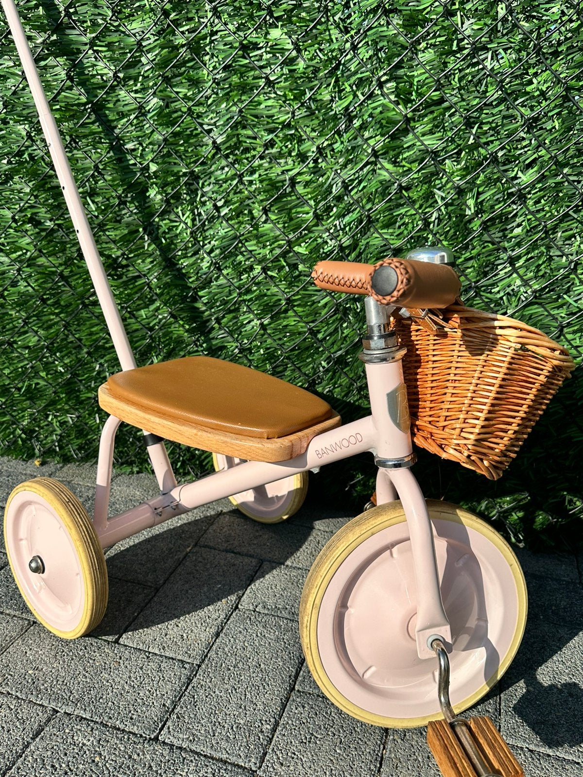 Joli tricycle enfant rose avec panier en osier, Enlèvement, Comme neuf