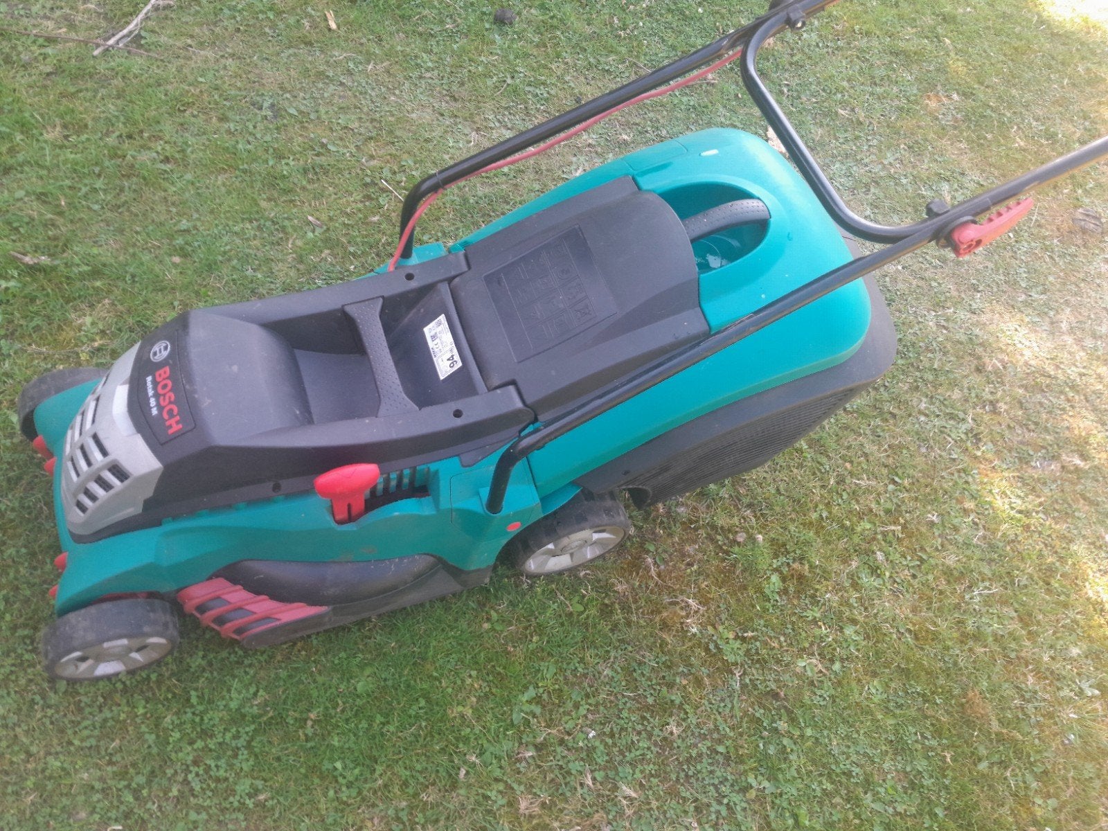 Tondeuse à gazon électrique Bosch 220v 40cm 1700 watts, Jardin & Terrasse, Tondeuse rotative, Comme neuf, 40 à 49 cm, Enlèvement