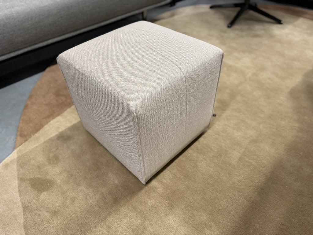 Nieuw Eyye Kub 47 Poef Milton Floral Stof Kruk Voetenbank, Huis en Inrichting, Zetels | Voetbanken en poefs, Minder dan 50 cm
