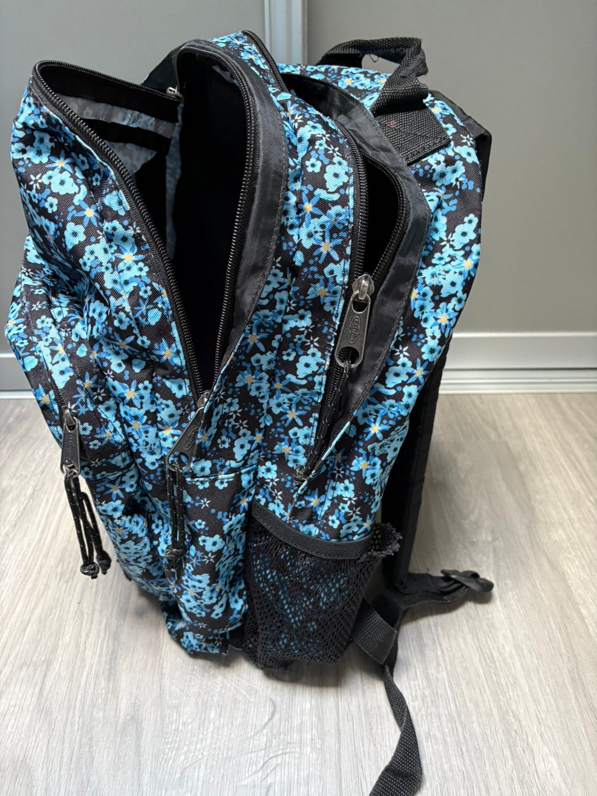 Sac à dos bleu avec motif floral Eastpak, Enlèvement, Comme neuf