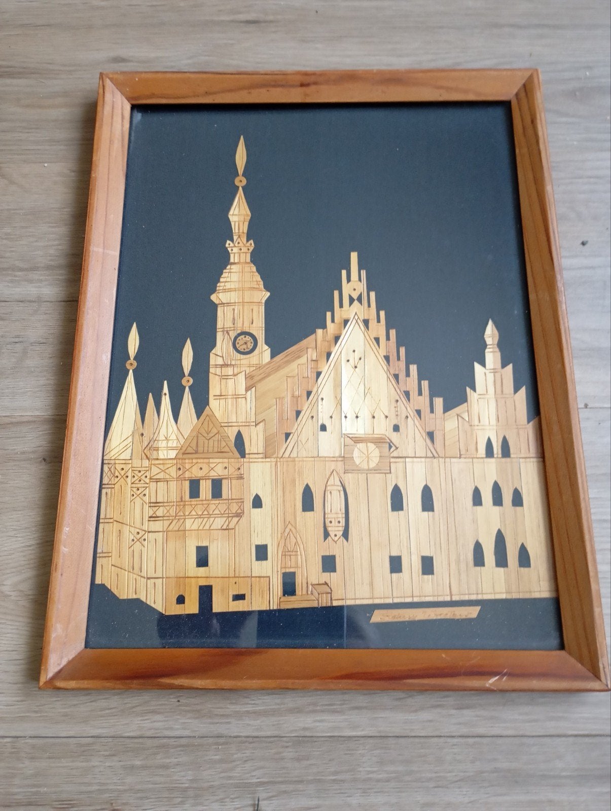 Mooi in Hout Uitgesneden Kunstwerkje achter Glas.. Hoogte 32, Antiquités & Art, Enlèvement ou Envoi, Sous verre, Paysage urbain / rural
