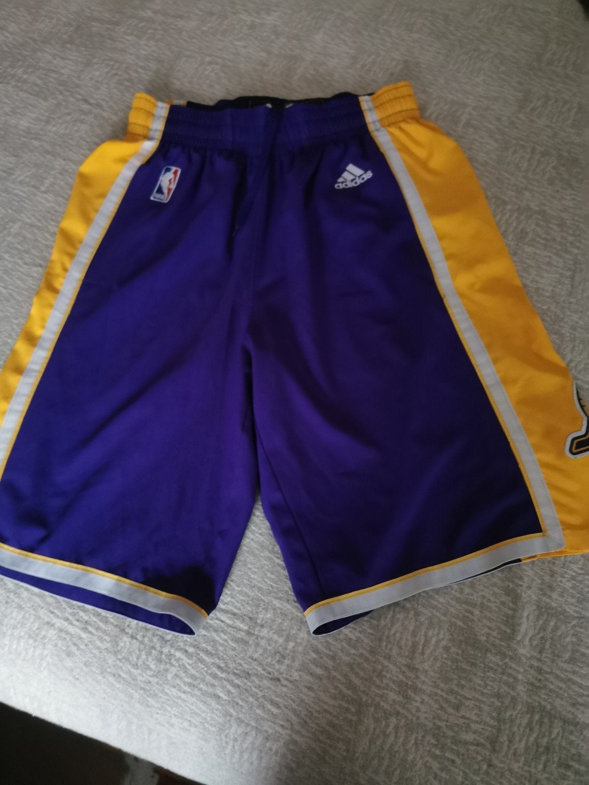 Short de basket-ball Adidas pour femme, Sports & Fitness, Enlèvement ou Envoi, Utilisé, Ballon