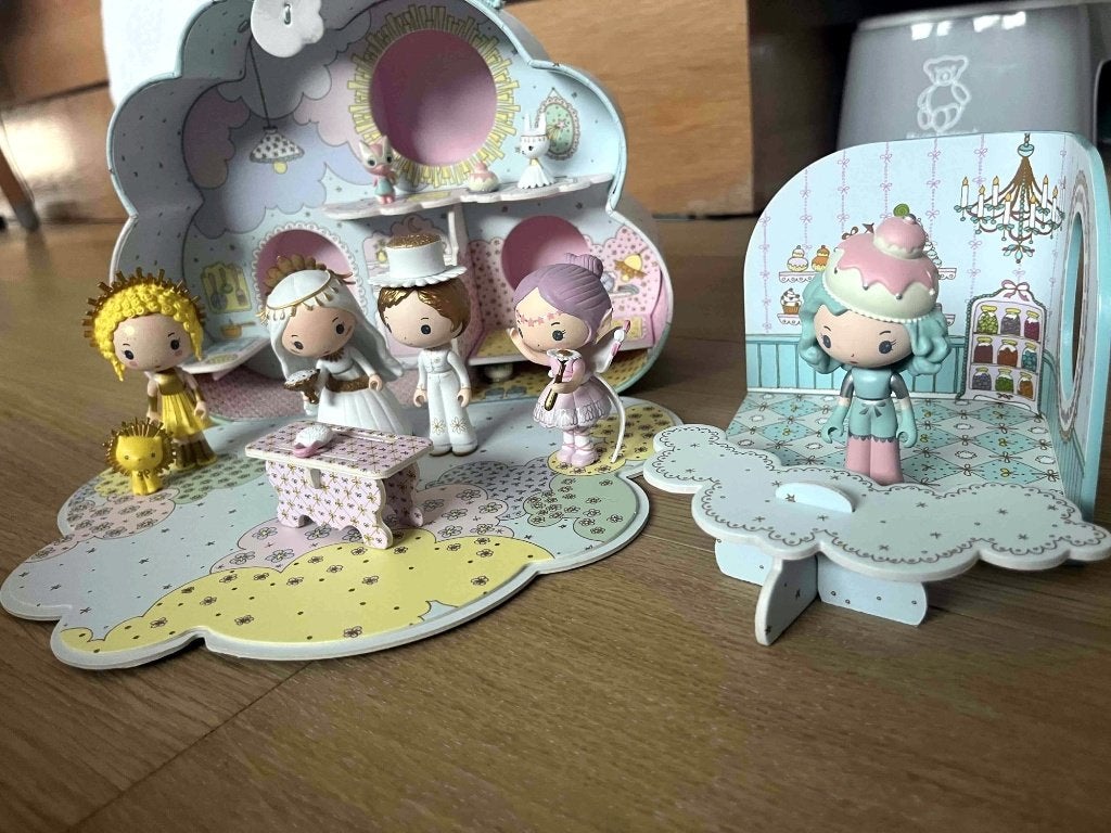 Lot Djeco Tinyly – maison valise, 6 figurines et décors, Kinderen en Baby's, Speelgoed | Actiefiguren, Ophalen of Verzenden, Zo goed als nieuw