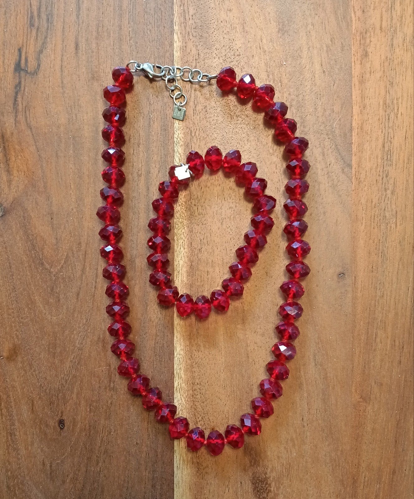 Ensemble de perles rouges Think Twice — collier + bracelet, Bijoux, Sacs & Beauté, Colliers, Enlèvement, Comme neuf, Rouge, Réglable
