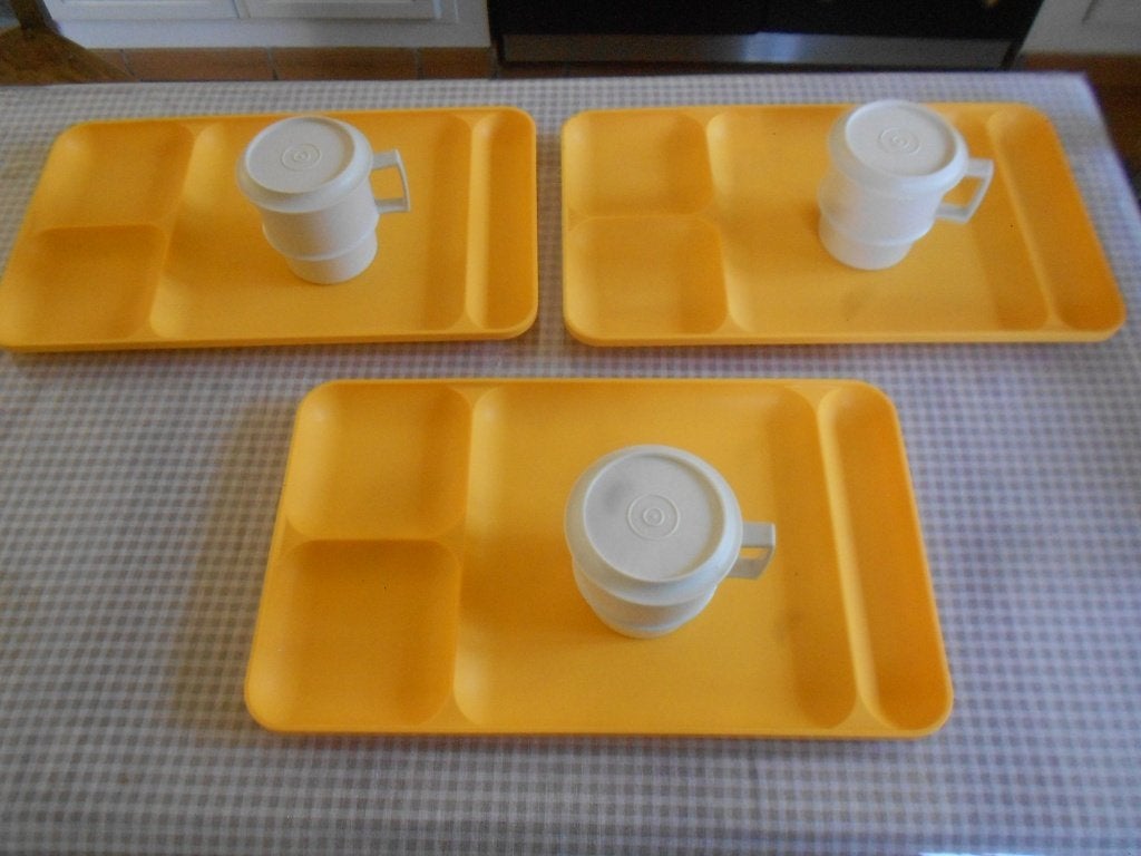 Tupperware dienbladen/bekers - picknick - TV (stacaravan) 3, Huis en Inrichting, Ophalen of Verzenden