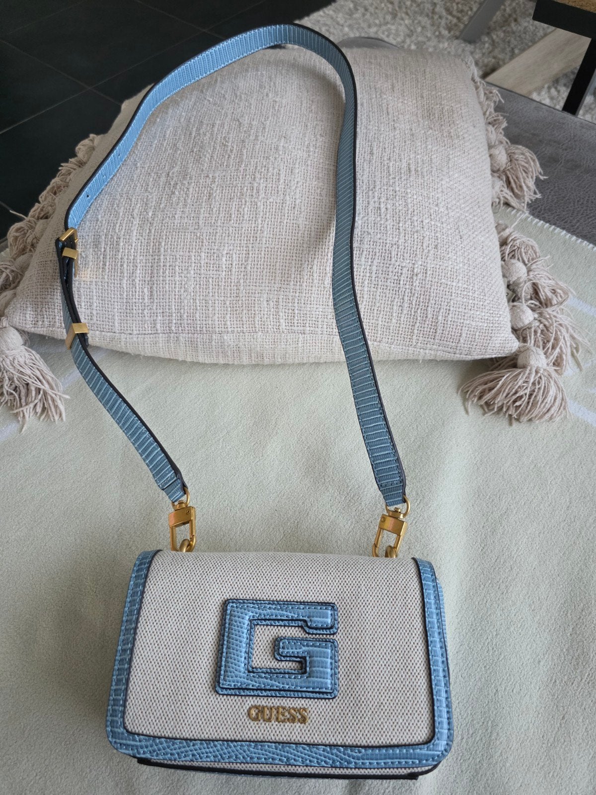 Guess schoudertas Crossbody
als nieuw

Afmetingen : breedte, Ophalen