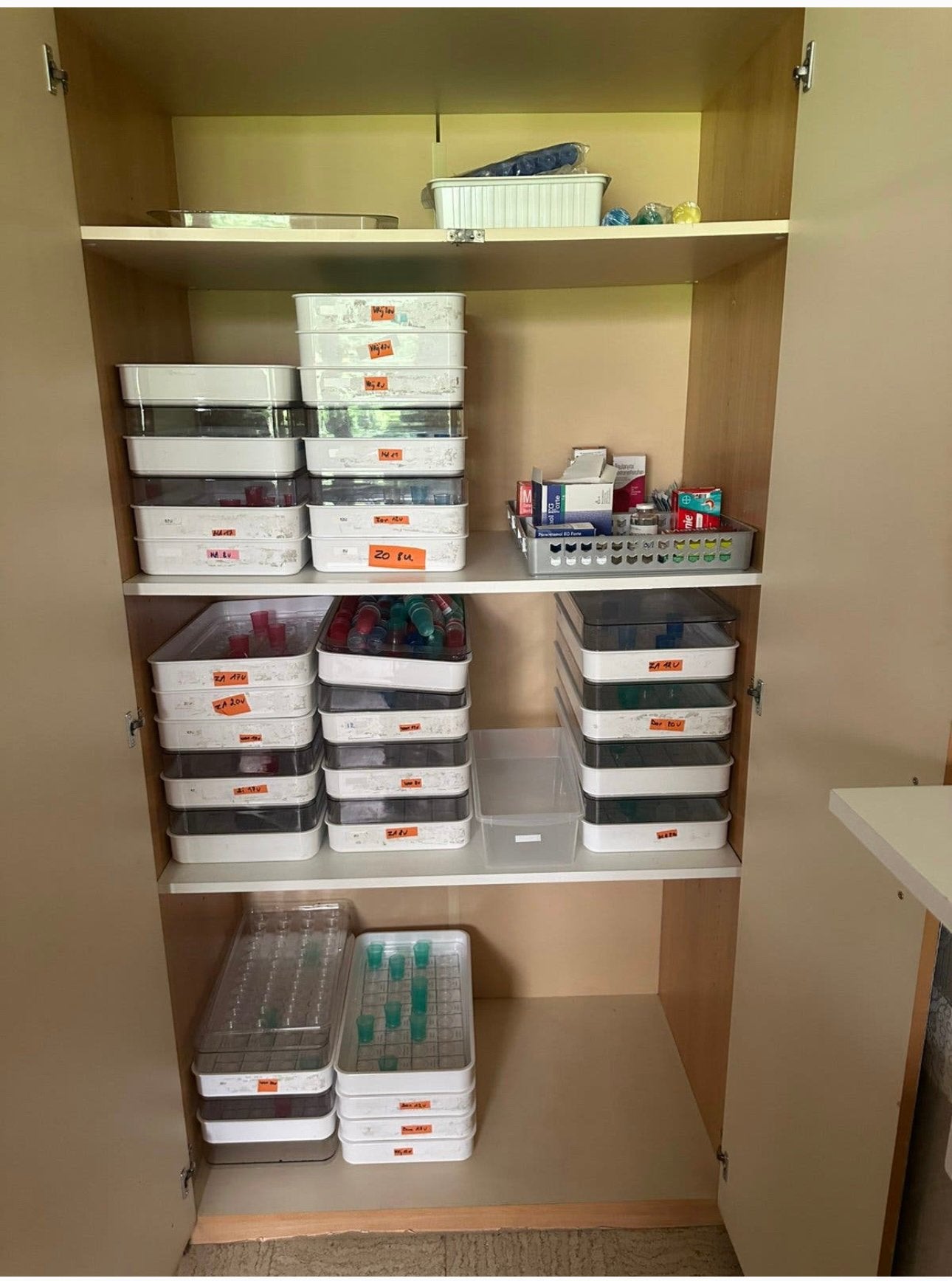 Te koop: Lot van 25 medicatie bakken voor zorg/verpleging., Ophalen