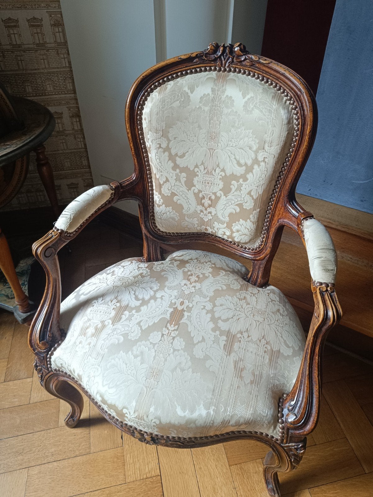 Fauteuil de style Louis XV, Enlèvement