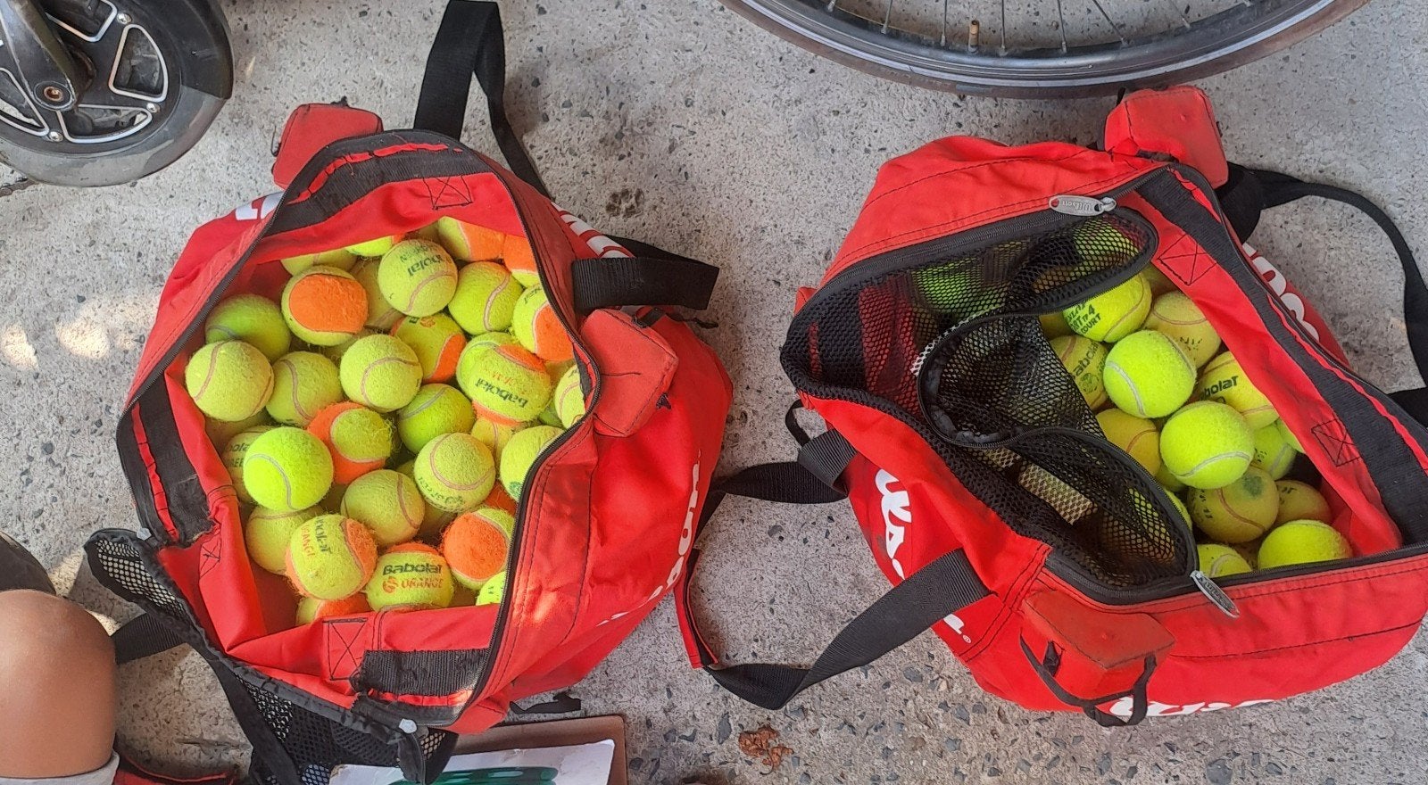 2 zakken vol tennisballen, Sport en Fitness, Tennis, Ophalen, Gebruikt, Tas, Wilson