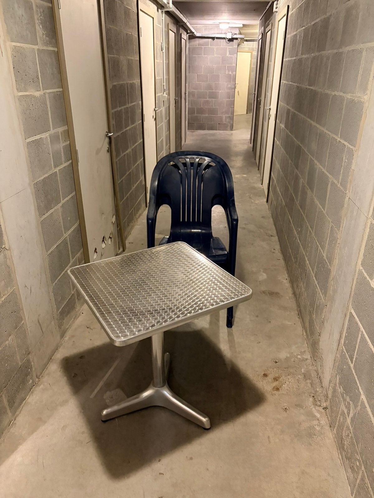 Gratis - table et deux chaises