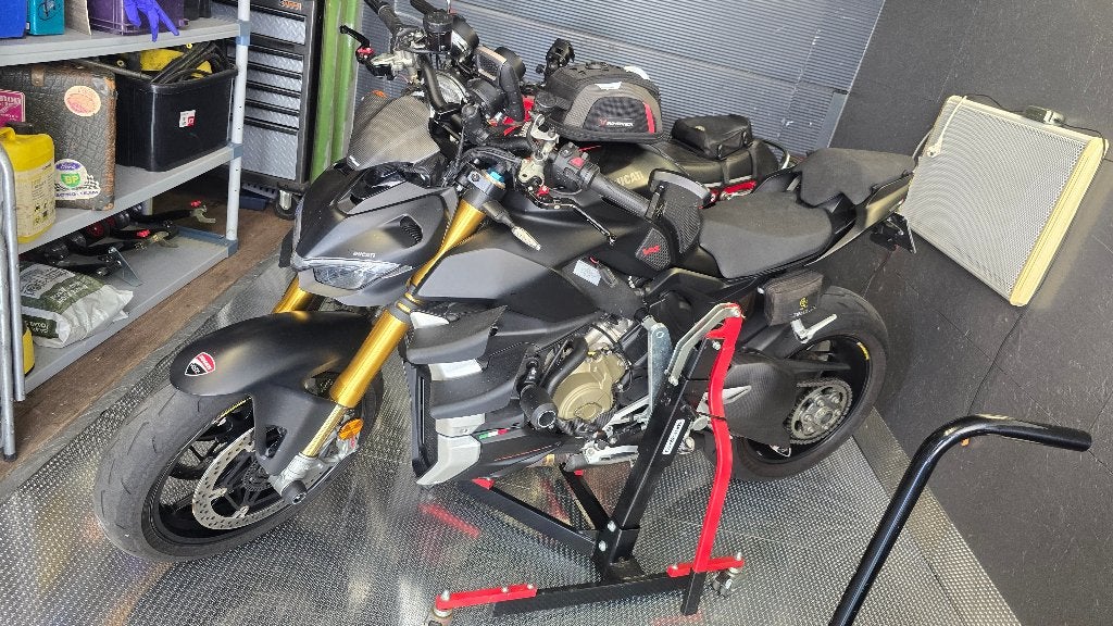 Duc SF V4S avec options de +5000 € et comme neuf, Poignées chauffantes, Naked bike, 1103 cm³, Plus de 35 kW