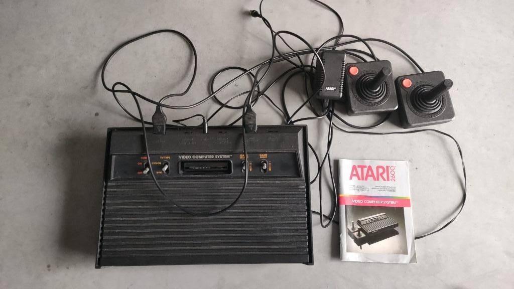 Atari 2600 spelconsole met documenten en spelletjes, Games en Spelcomputers, Spelcomputers | Atari, Ophalen, Met games, Met 2 controllers