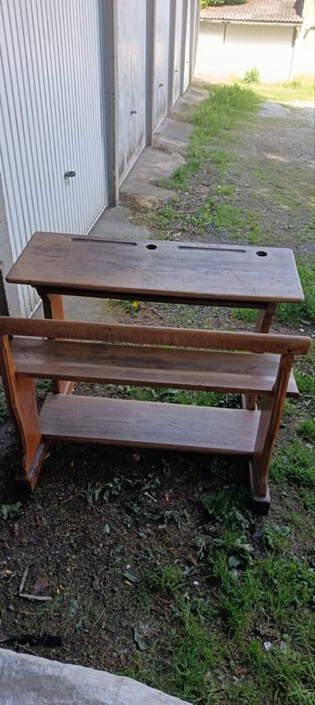Bureau d'écolier en chaîne, Enlèvement