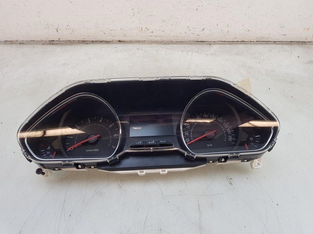 COCKPIT Peugeot 208 I (CA / CC / CK / CL) (01-2012/12-2019), Kontakt-peugeot@peugeot.com, Gebruikt, Peugeot Deutschland GmbH, Bahnhofsplatz
65423  Rüsselsheim, DE