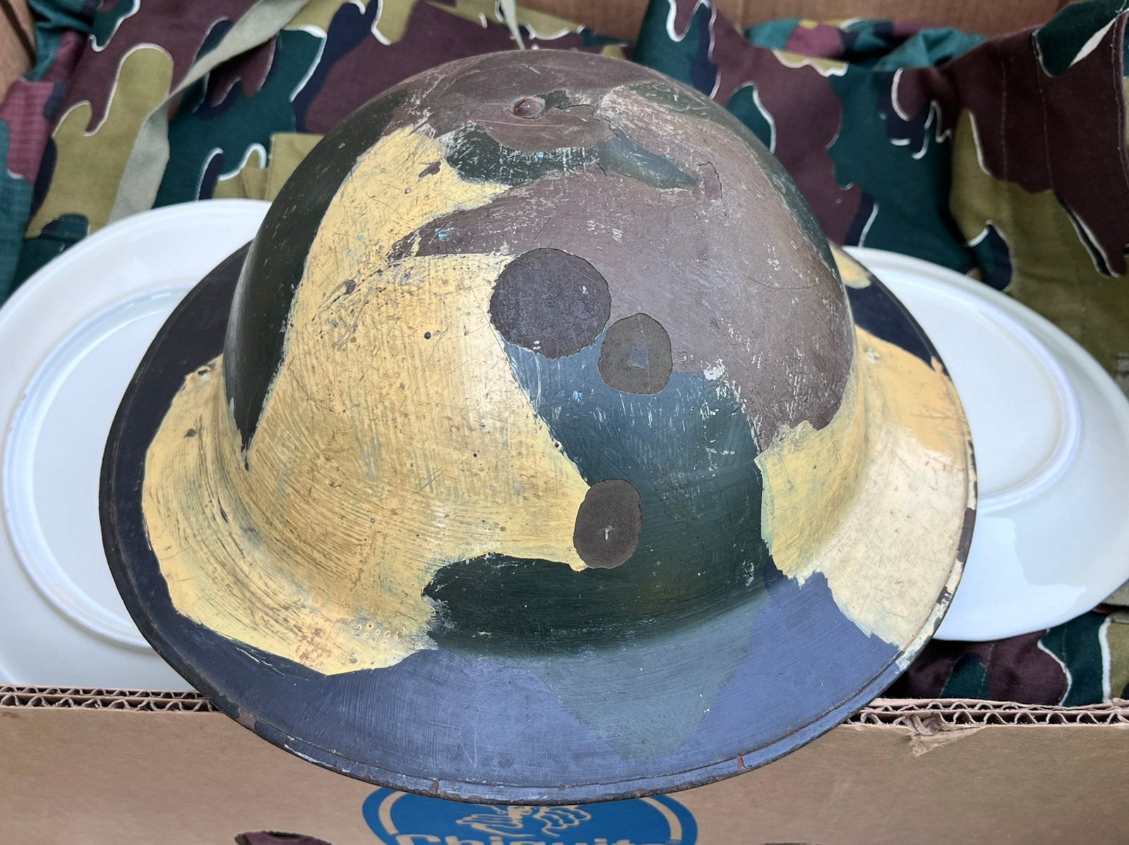 ABL platte helm met gecamoufleerde baard 1949, Verzamelen, Verzenden