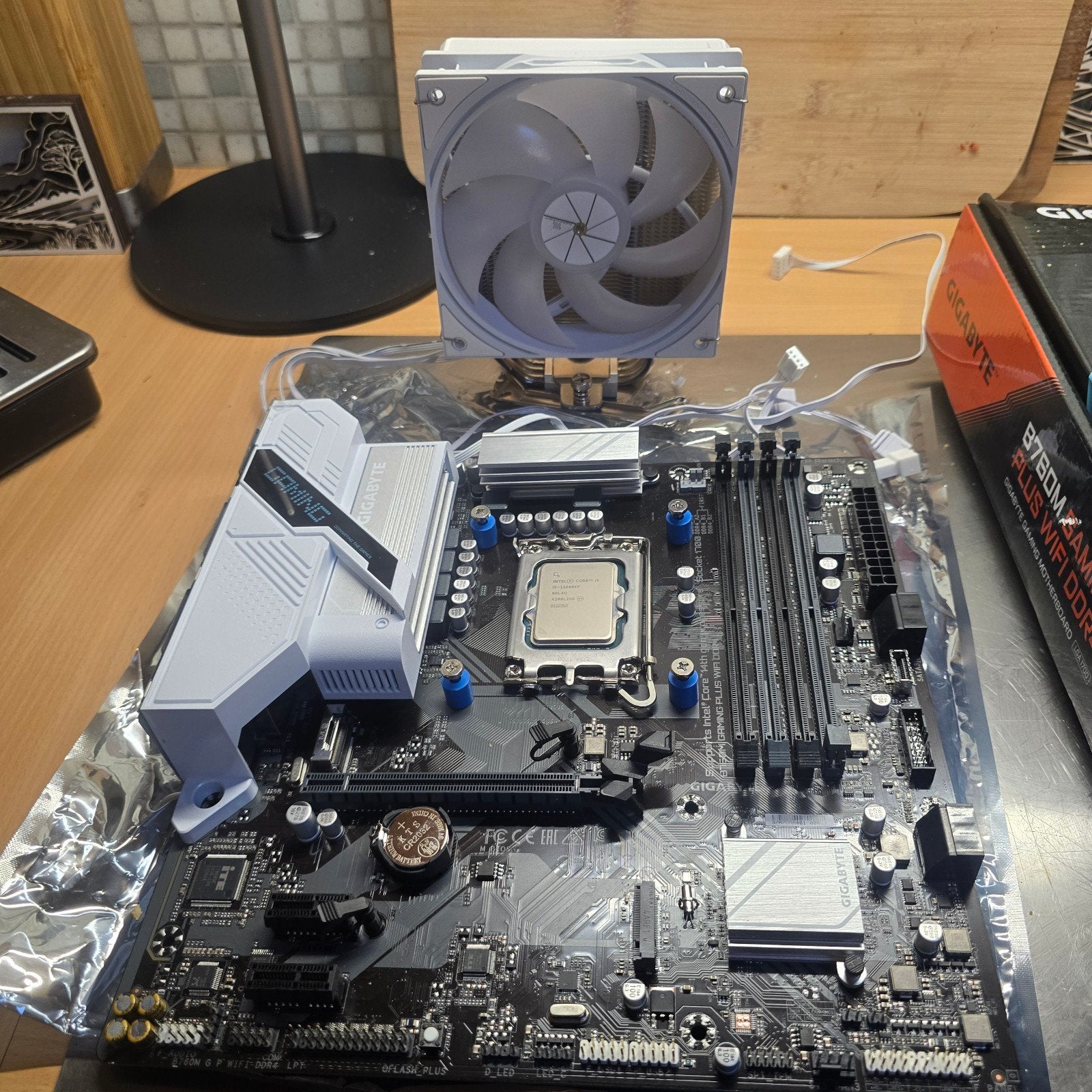 Kit carte mere b760m wifi processeur i5 12600kf ventirad arg, LGA 1700, Gebruikt, DDR4, Ophalen of Verzenden