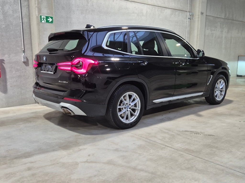 BMW X3 xDrive30e PHEV 292Pk Facelift Navi, Camera 360, 2023, Auto's, Automaat, 4 cilinders, Verwarmde buitenspiegels, Zwart