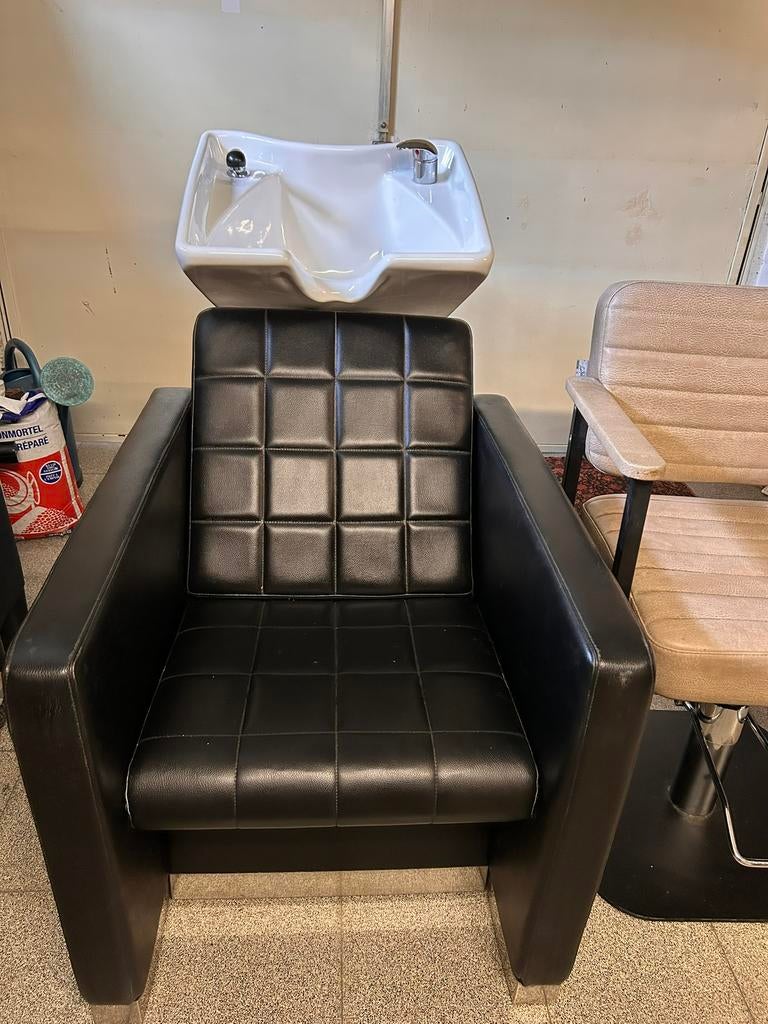 Kappers wasbak met stoel en opbergplanken + 2  kapperstoelen, Ophalen, Gebruikt, Zwart, Drie