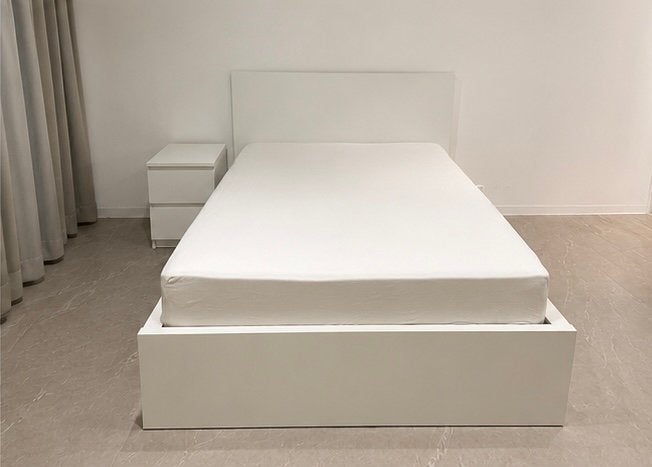 Bed 140x200cm met 4 grote lades en nachtkast in nieuwstaat!!, Ophalen, Wit, 140 cm, Zo goed als nieuw