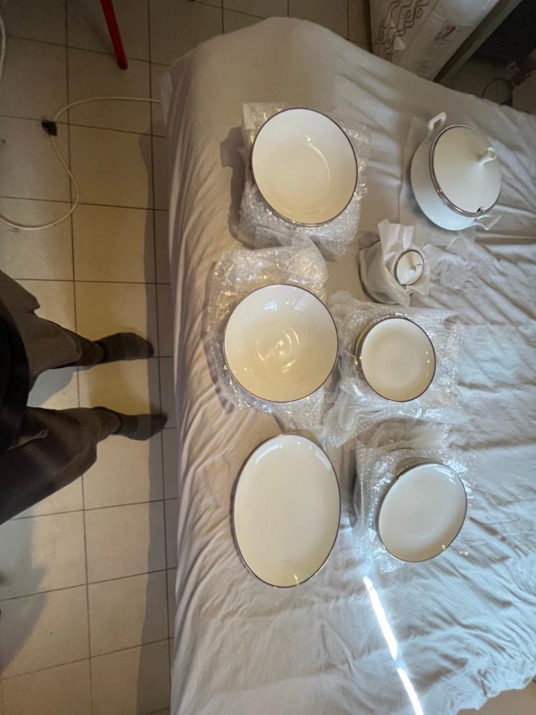 Service de table en porcelaine NEUF complet (voir photos ), Neuf, Uni, Assiettes(s), Enlèvement