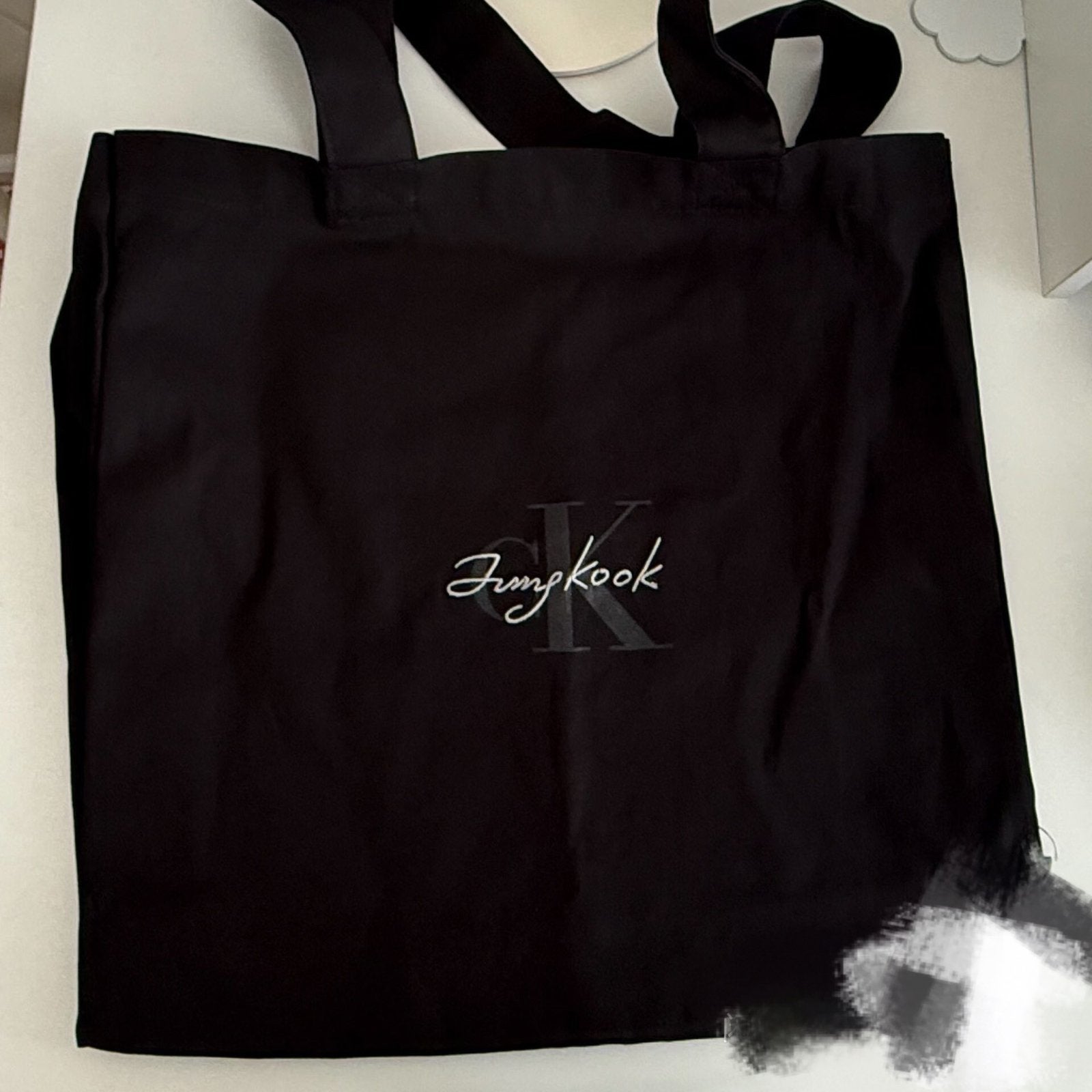 Sac collaboratif Jungkook x Calvin Klein en édition limitée, Bijoux, Sacs & Beauté, Neuf, Enlèvement ou Envoi, 35 à 55 cm, Poignée extensible