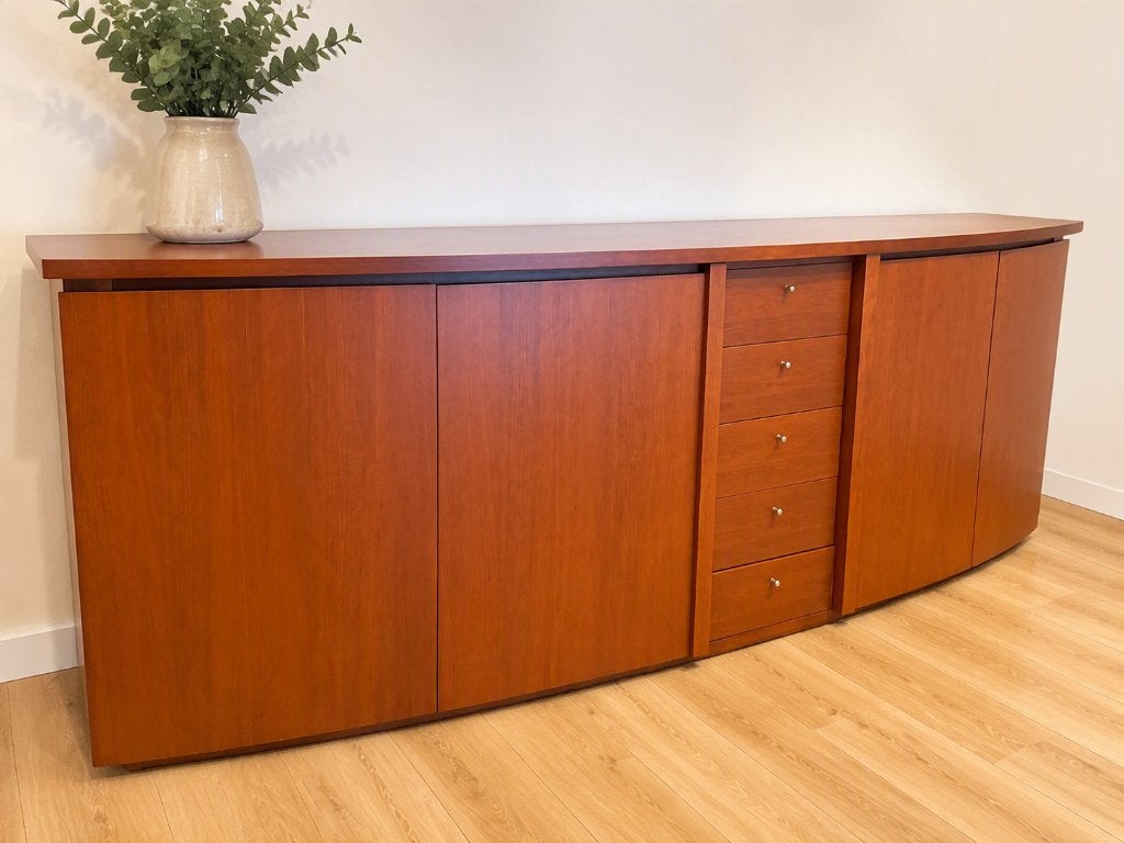 Stijlvol houten dressoir met veel opbergruimte., 200 cm ou plus, Tijdloos model, Cerisier, Comme neuf