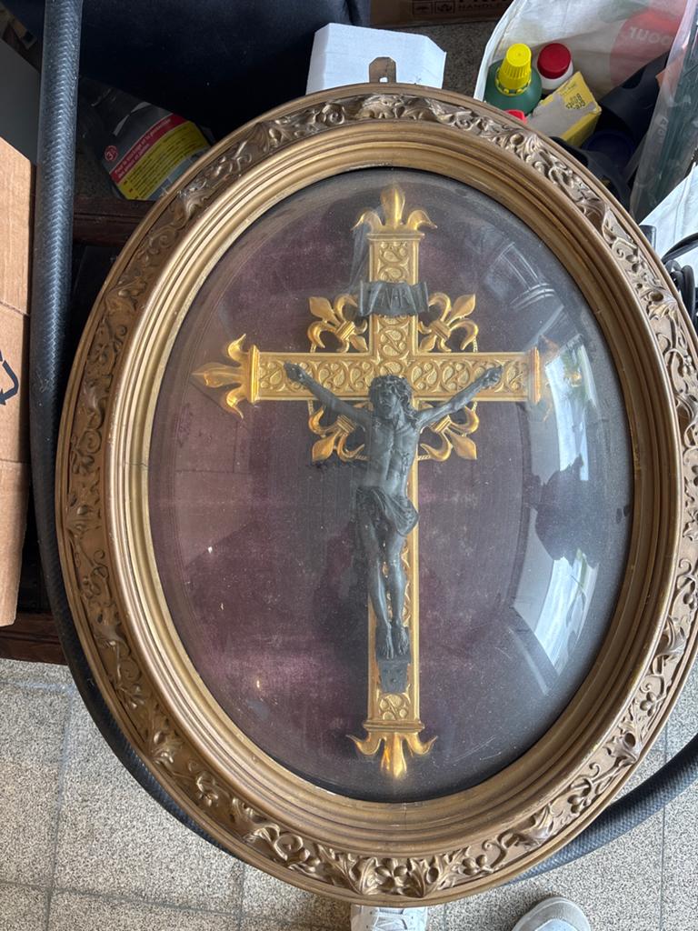 Crucifix in ovale lijst met bol glas, Antiek en Kunst, Antiek | Religieuze voorwerpen, Ophalen
