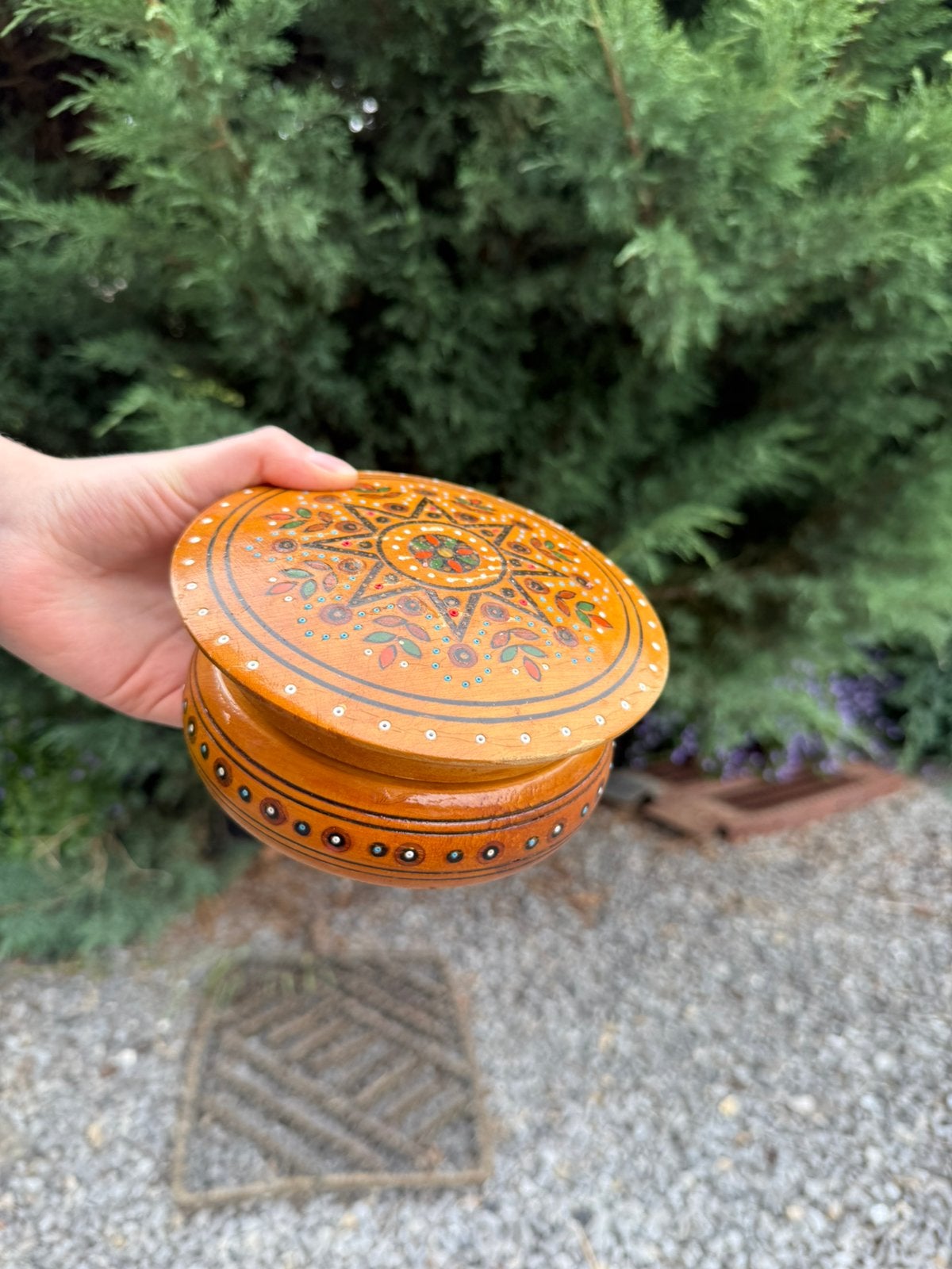 Boîte ronde en bois décorée à la main, Envoi, Comme neuf
