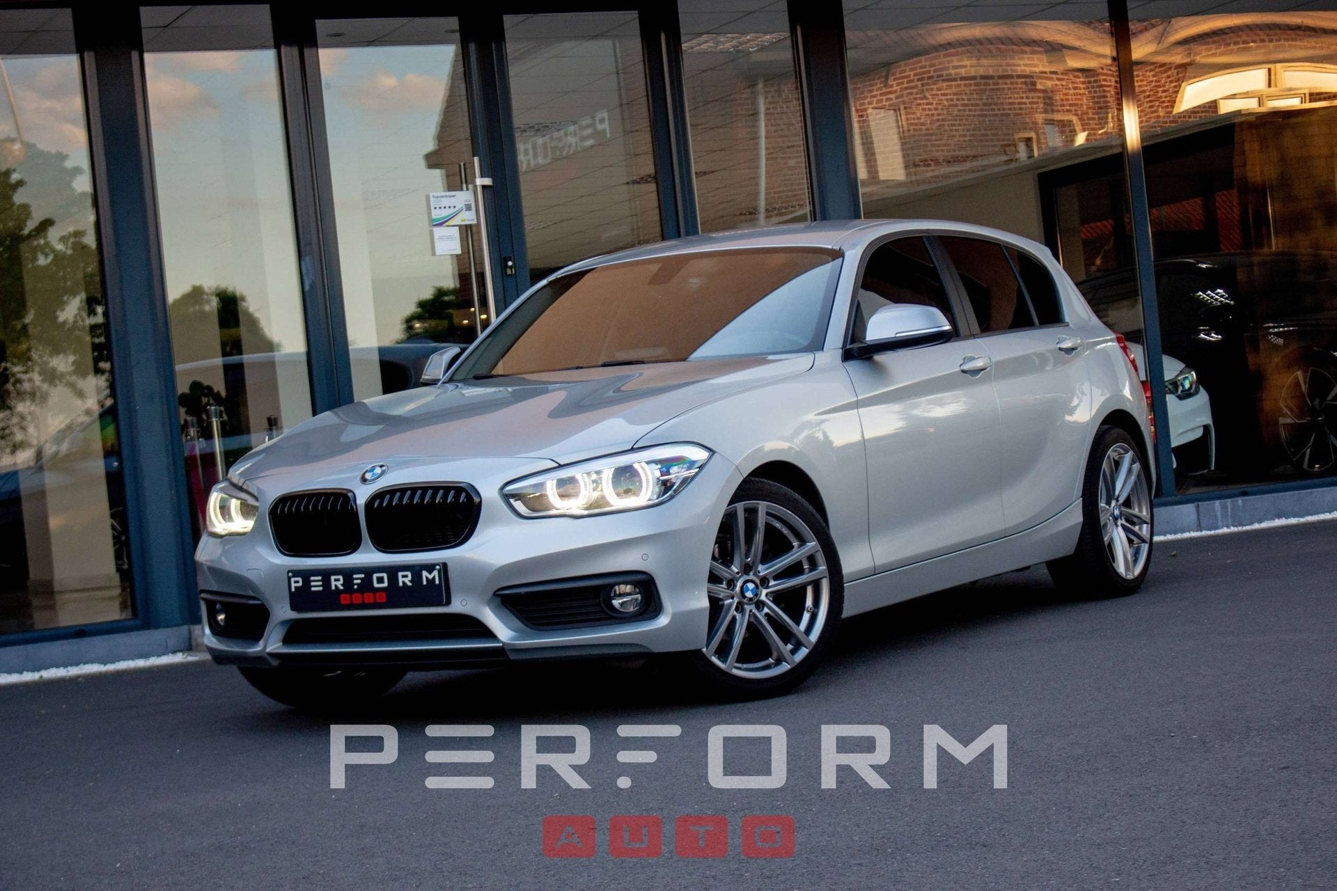 BMW 116 d*XENON*CRUISE*NAVIGATIE*EURO6*19INCH, Autos, BMW, Capteur de lumière, Argent ou Gris, Achat, Euro 6