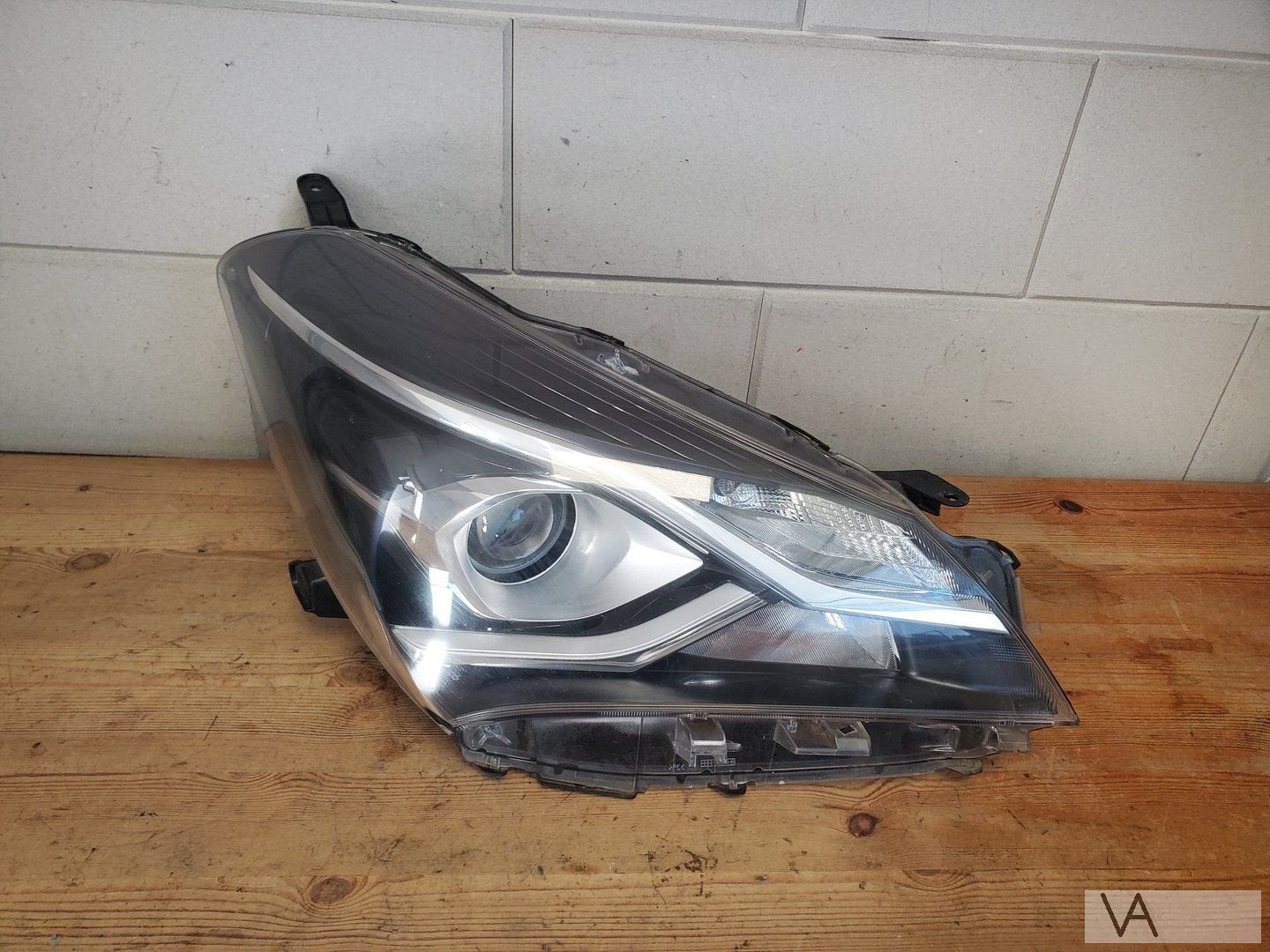 Toyota Yaris 2015 - 2020 koplamp rechts met lens €250, Gebruikt, -, -, Ophalen of Verzenden